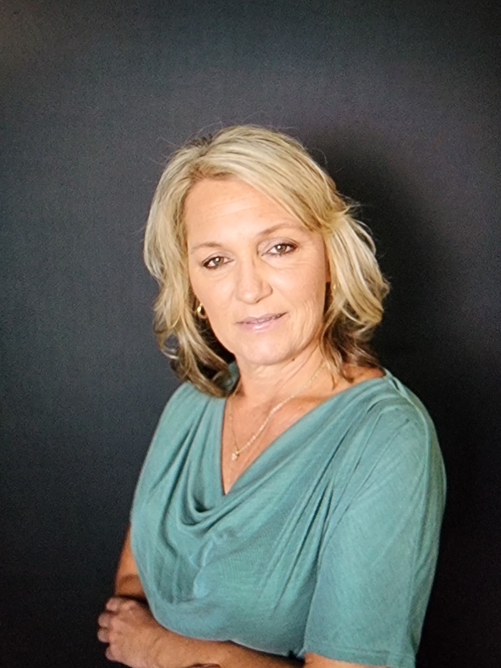 Eva Lucas, Office Manager